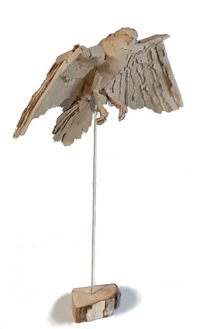 Sculpture en bois représentant un oiseau en vol sur un socle.